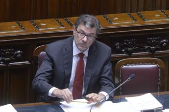 Giorgetti: “Saldi meglio delle attese ma incertezze economia globale”