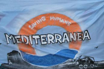 Migranti, Mediterranea denuncia Piantedosi al Tribunale penale internazionale: “Deportazioni in Libia”