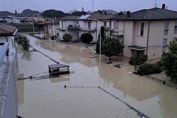 Allerta meteo in Emilia-Romagna e Marche, fiumi esondati e frane: treni sospesi