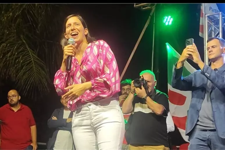 Elly Schlein attacca il Governo e rilancia le battaglie del PD dalla Festa dell’Unità in Puglia