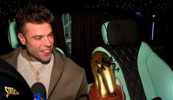 Striscia la Notizia, Tapiro d’oro ‘riccioluto’ a Fedez dopo il dissing con Tony Effe