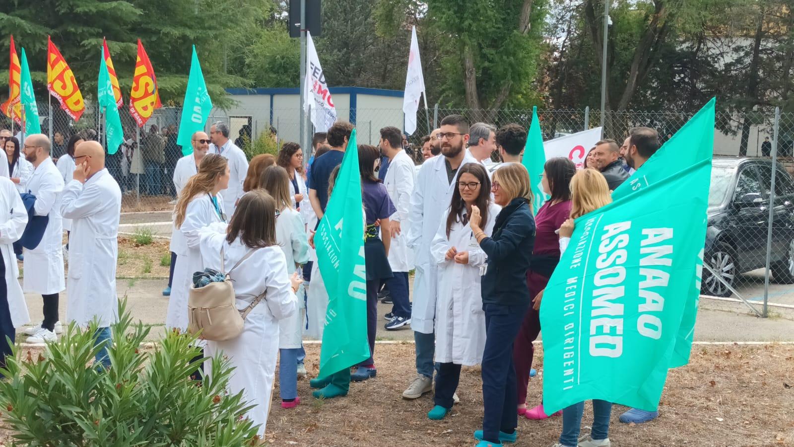 Medici allo stremo: chi resterà a curarci se se ne andranno tutti?