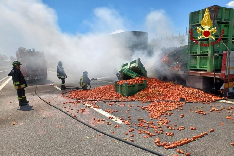 Camion di pomodori va a fuoco sulla Provinciale 98