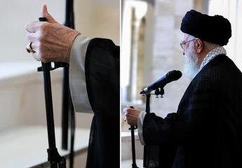 Iran, Khamenei e il sermone con il fucile: non è la prima volta – Video