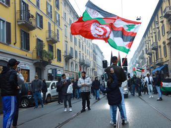 Corteo pro Pal a Milano, Hannoun telefona dopo foglio di via: “Vogliono zittirmi, non mi fermo”