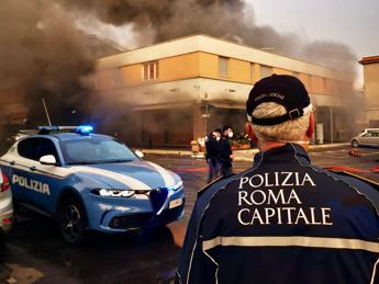 Roma, tre incendi in poche ore: bruciano attività commerciali e appartamento