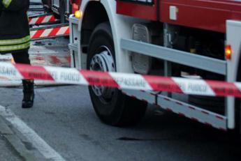 Salerno, forte vento fa cadere albero di 15 metri nell’università: 3 feriti