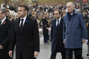 Francia nel caos, cade governo Barnier. Oggi parla Macron