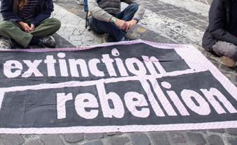 Brescia, Extinction Rebellion denuncia: “Attiviste costrette a spogliarsi e fare squat in questura”