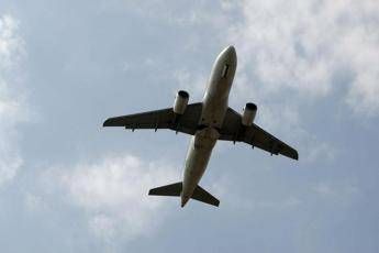 Allarme bomba sul volo New York Nuova Delhi, atterraggio d’emergenza a Roma